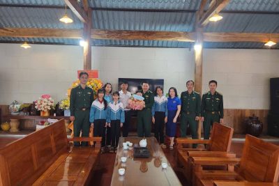 Đơn vị trường TH Trường tiểu học Nguyễn Viết Xuân xã Thuận Hạnh đã đến thăm và chúc mừng các đơn vị Biên phòng